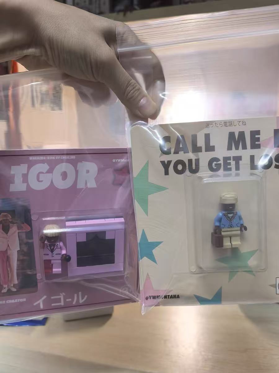 Custom minifigures in sealed packaging