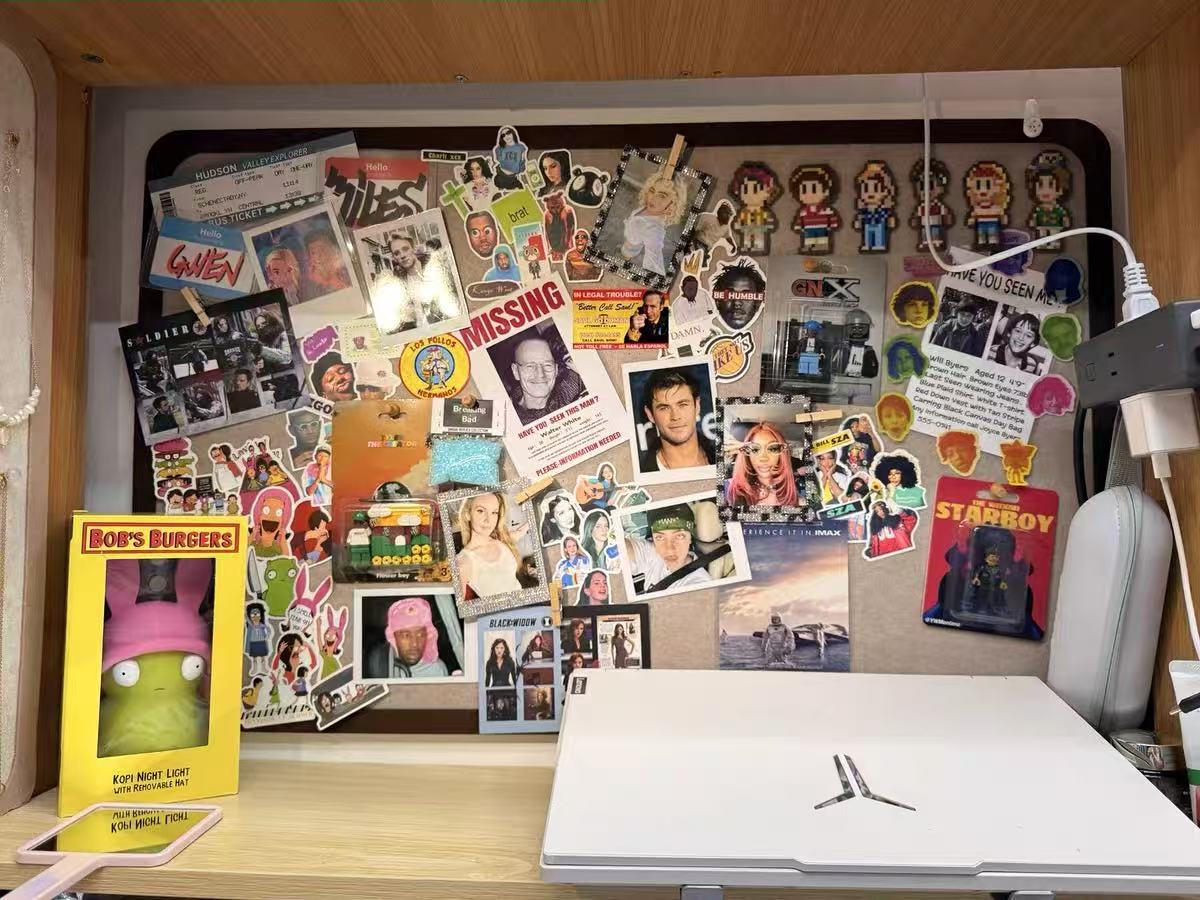 Collector desk display with ROBS Bricks products